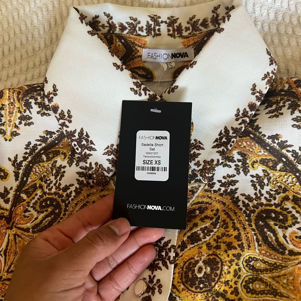 NWT Fashion Nova White and Brown Paisley short set - Picture 7 of 8